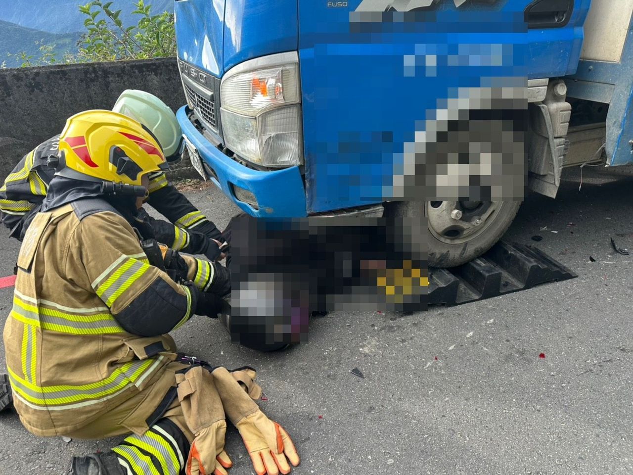 18歲騎士命喪合歡山公路 過彎不慎衝撞對向貨車卡車底慘死