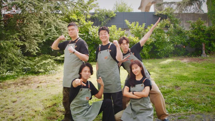 《生意天才白社長3》由白種元（中），領軍李章宇（後排左）、John Park（後排右）、尹施允（前排左）、俞利到法國開店。中天綜合台提供