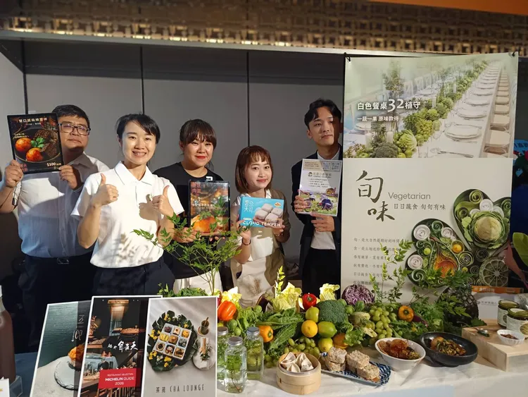 由慈濟傳播人文志業基金會攜手常不輕蔬食餐廳打造的「慈濟人文・常不輕」蔬食專區，以「日日蔬食 旬旬有味」為主軸，邀請民眾認識蔬食文化。許麗珍攝