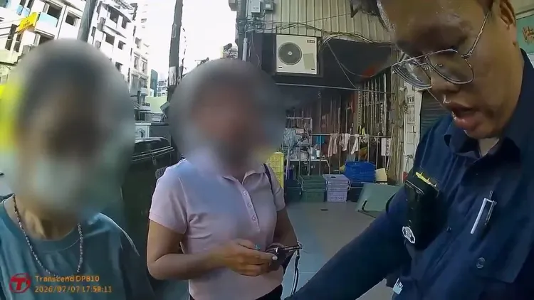 蘇女(左)攜帶10萬元現金要投資虛擬貨幣。翻攝畫面