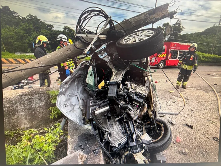肇事轎車幾成廢鐵。民眾提供