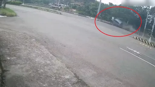 畫面曝光！7旬婦駕車過彎飛車凌空側飛　連撞4電桿奪命