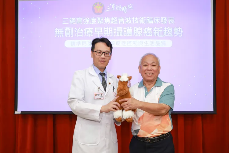 三總致贈病友禮物。(左起)三軍總醫院 醫療副院長王毓淇醫師、病友郭先生。