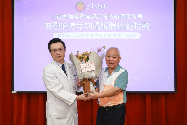 病友獻花感謝。(左起)三軍總醫院 泌尿外科主任 曹智惟醫師、病友郭先生。