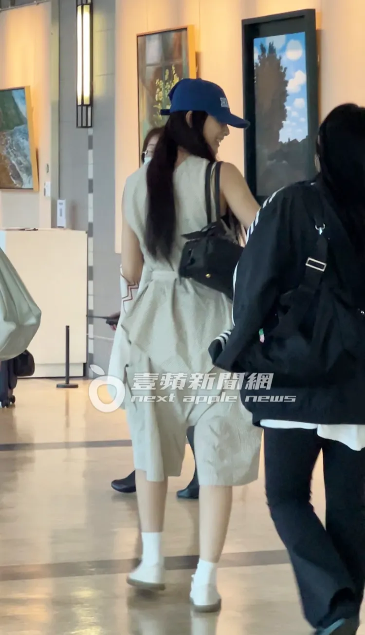 周子瑜跟工作人員有說有笑。讀者提供