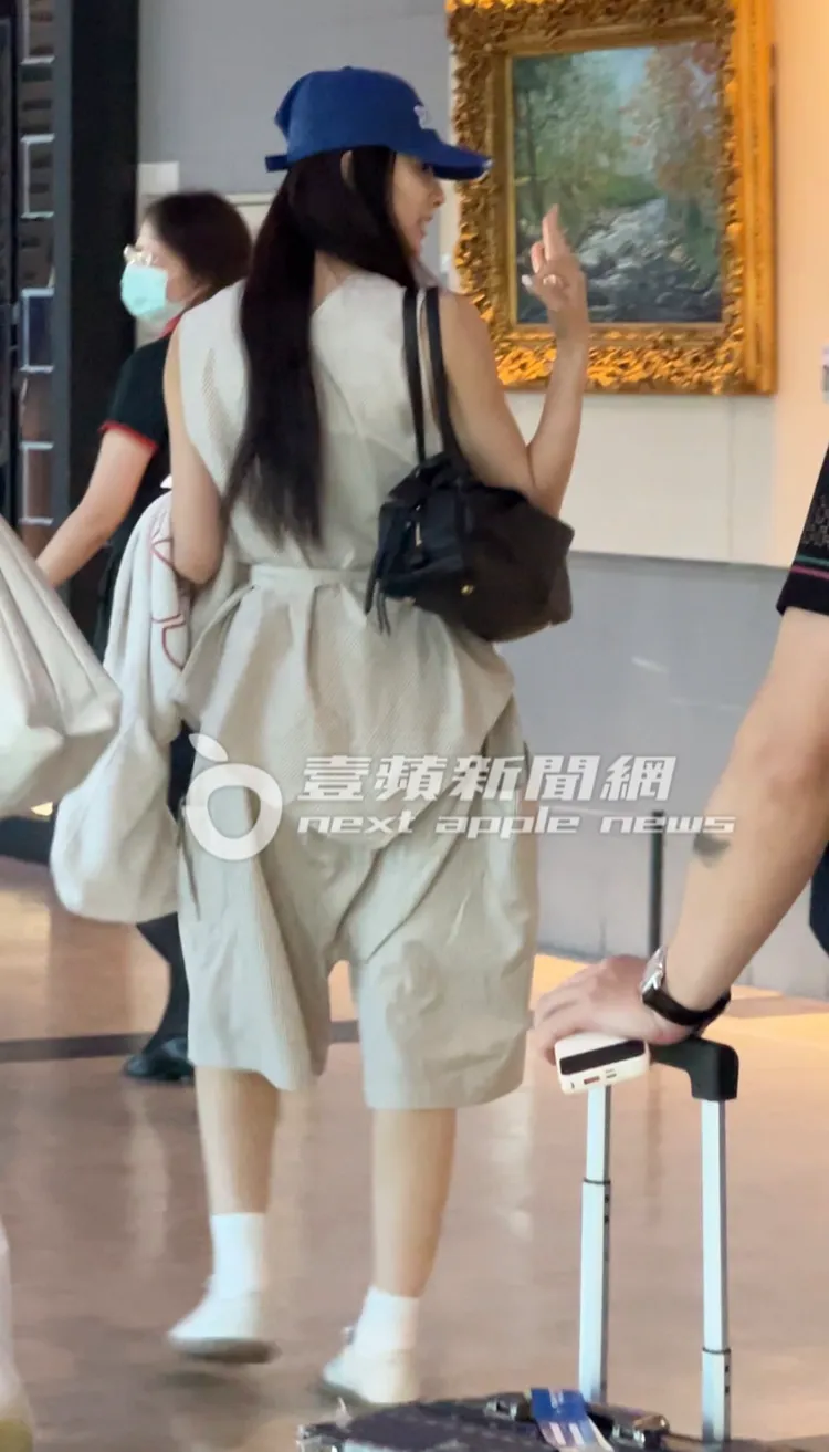 周子瑜比出OK手勢。讀者提供