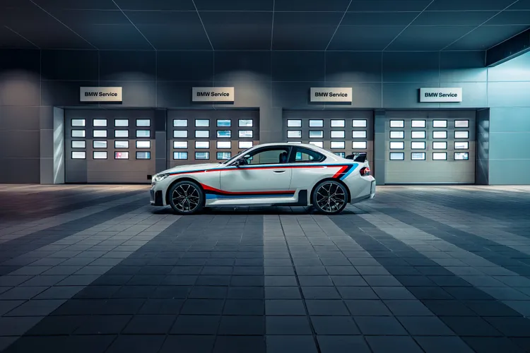 BMW M2 Limited Edition 10 Jahre Taiwan飽滿而亮眼的經典M三色線條設計靈感來自於擁有輝煌戰績的BMW 3.0 CSL。業者提供