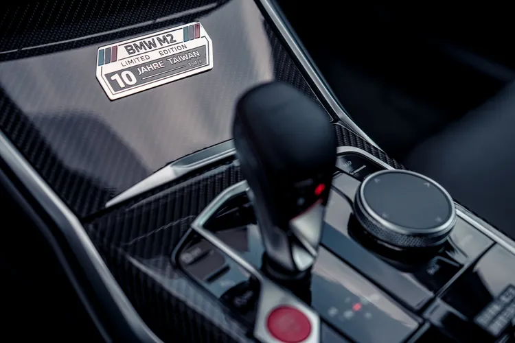 BMW M2 Limited Edition 10 Jahre Taiwan專屬限量車型銘牌，不僅彰顯其獨一無二的珍藏身分，更為每一次駕馭增添專屬榮耀與紀念意義。業者提供