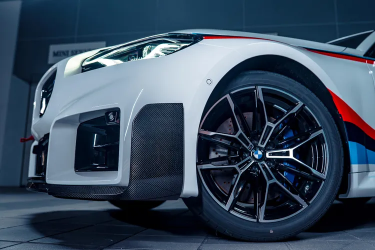 BMW M2 Limited Edition 10 Jahre Taiwan車前霸氣的碳纖維前定風翼吸引眾人注目。業者提供