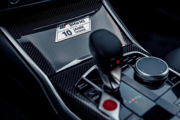 BMW M2 Edition 10 Jahre Taiwan 專屬限量車型銘牌，彰顯其獨特身分與珍藏價值，讓每一次享受純粹駕馭樂趣的旅程都更顯非凡。業者提供