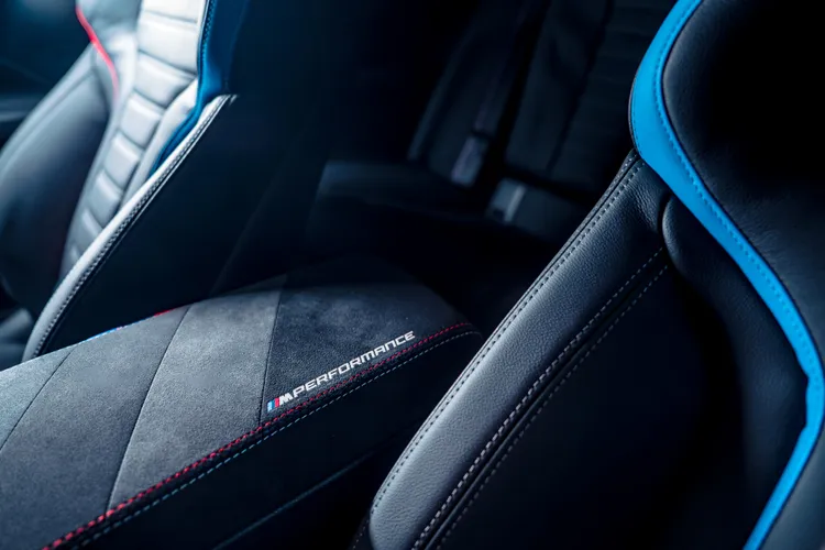 中央扶手則採用Alcantara麂皮包覆大幅增加BMW M2十週年紀念特仕板車室質感。業者提供