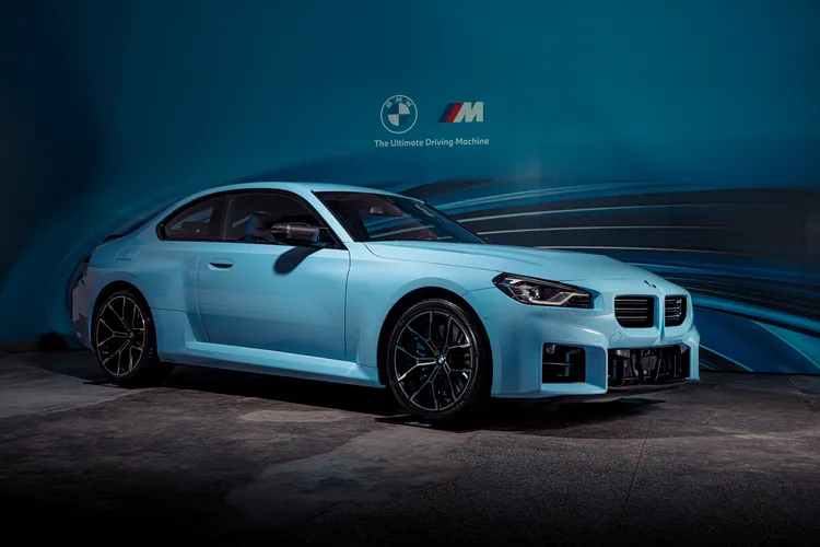 BMW M2 Edition 10 Jahre Taiwan搭載極具競技語彙的M Performance碳纖維後視鏡外蓋、鴨尾型碳纖維擾流尾翼以及碳纖維油箱飾蓋，為充滿張狂肌肉線條的車格增添更多狂放不羈的賽道精神。業者提供