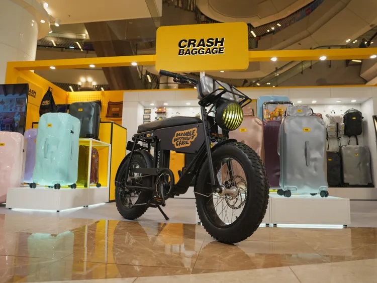 恆隆行獨家代理的義大利行李箱品牌 Crash Baggage與德國柏林電輔車品牌 Urban Drivestyle 首次攜手打造限量22台的「Crash Baggage × Unimoke 聯名電輔車」。恆隆行提供