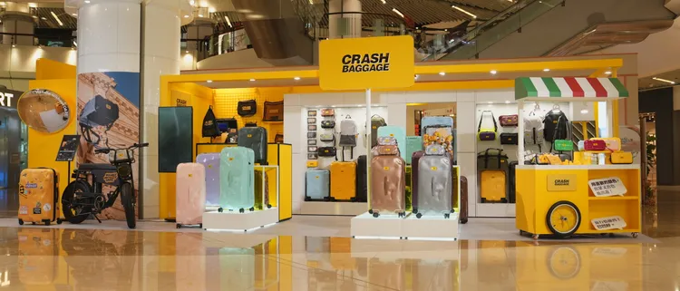 Crash Baggage 首次進駐新竹，即日起至7月26日在 Big City 遠東巨城百貨 1F 打造期間限定快閃店。恆隆行提供