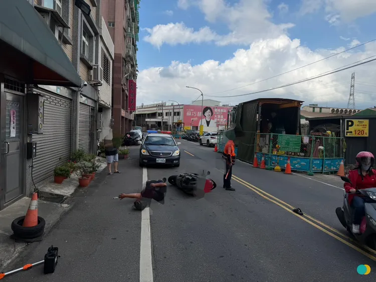 李男7月3日在鶯歌區鳳鳴路發生交通事故受傷，因無照駕駛遭警方依法舉發，並執行機車及牌照查扣處分，隔了2周後領回車輛繼續無照上路再被抓。翻攝畫面