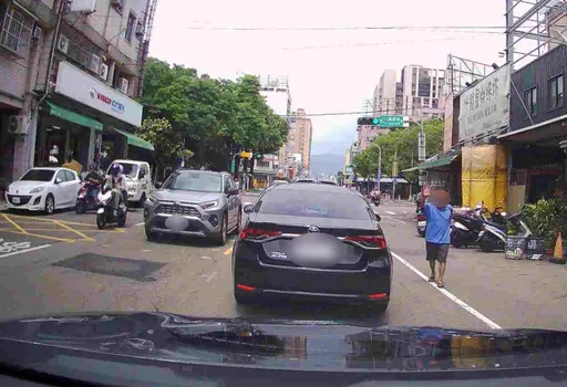 8旬翁主動求助警「廟怎麼去」　結果出乎意料