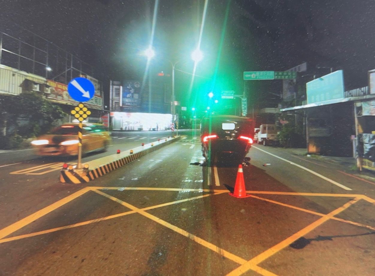 龍潭休旅車撞中央分隔島翻覆! 肇事駕駛竟「棄車逃逸」