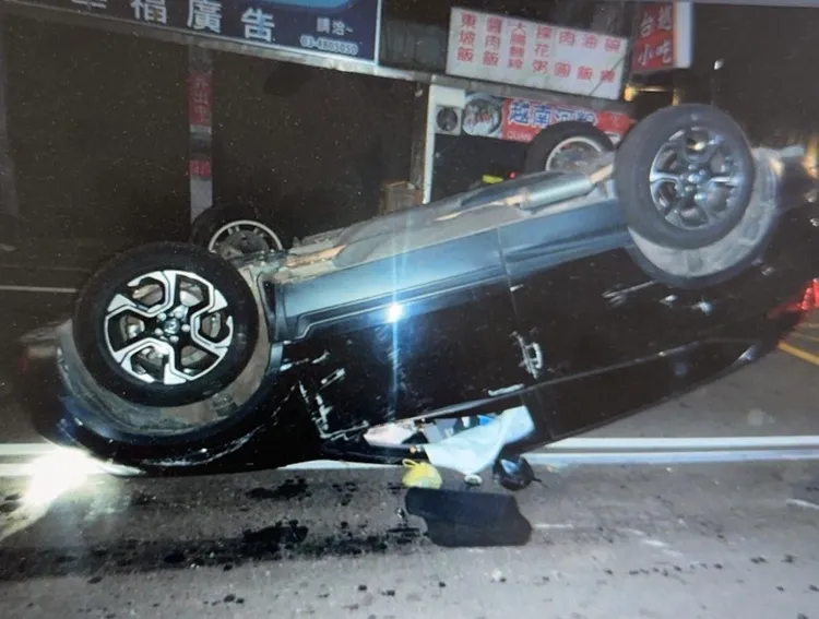 休旅車翻覆。龍潭警分局提供