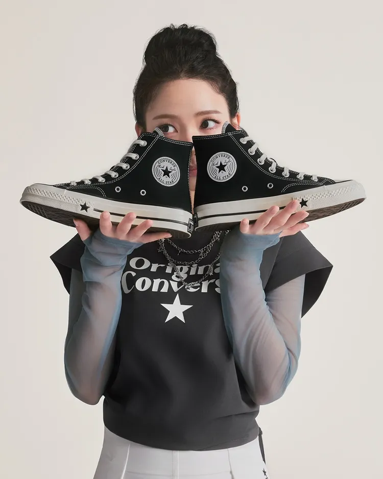 全新Chuck 70X高筒鞋迎來升級，鞋身側邊招牌的圓形Logo改用高質感皮革呈現，鞋底側邊還點綴黑色星星。翻攝converse_kr IG