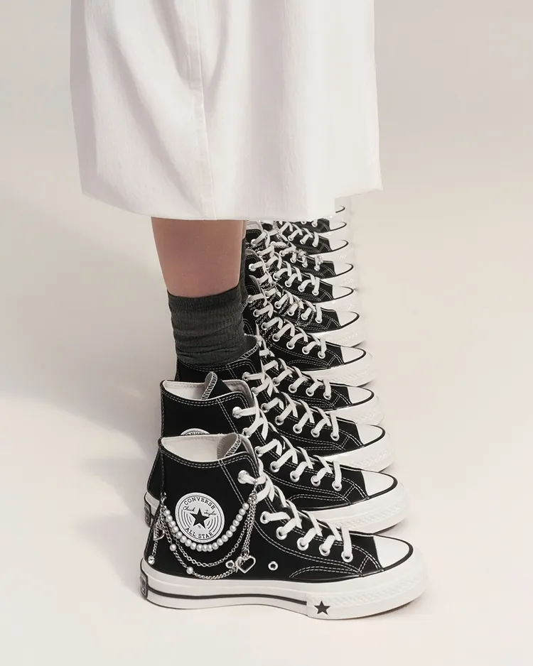 全新Chuck 70X高筒鞋鞋身還掛可以自由點綴各種珍珠與金屬鍊裝飾。翻攝converse_kr IG