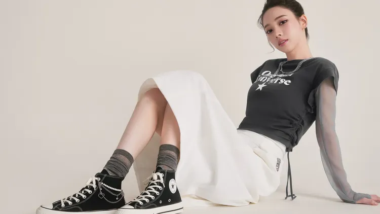Karina以透膚層次穿搭演繹全新Chuck 70X高筒鞋。翻攝converse_kr IG