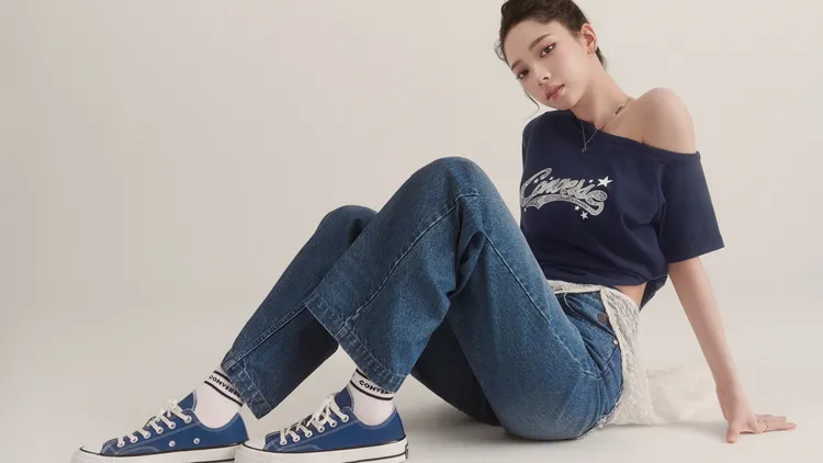 Karina另也以藍色系穿搭演繹了藍白配色的低筒鞋款。翻攝converse_kr IG