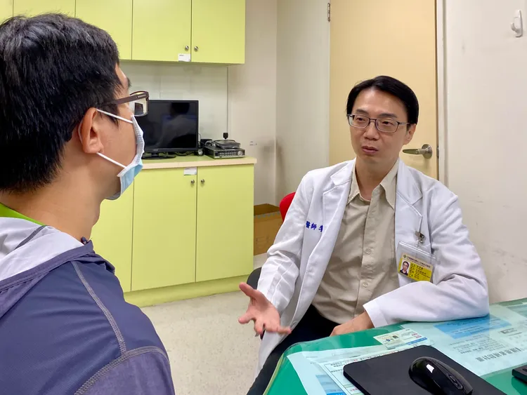 秀傳醫院家庭醫學科主任李育慶提醒，熱中暑急救時若以錯誤方式處置，可能會增加腦傷及器官多重衰竭的風險。彰化秀傳提供