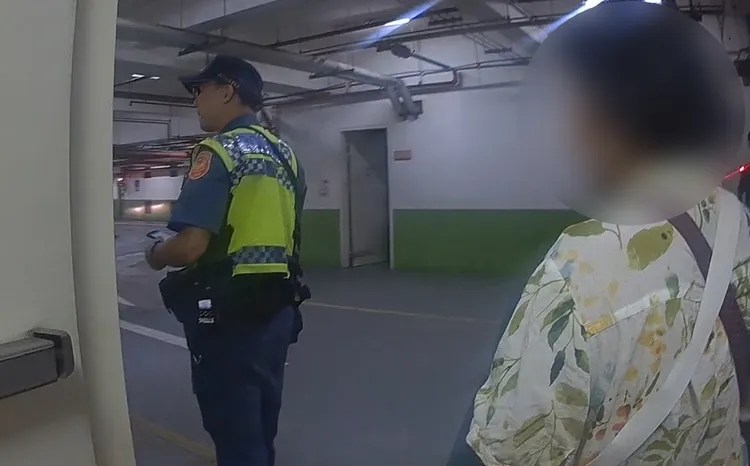手骨折趕急診忘記付計程車資，她掛心一個月求助警找司機，但司機卻婉拒補付的車資，並祝她早日康復。翻攝畫面