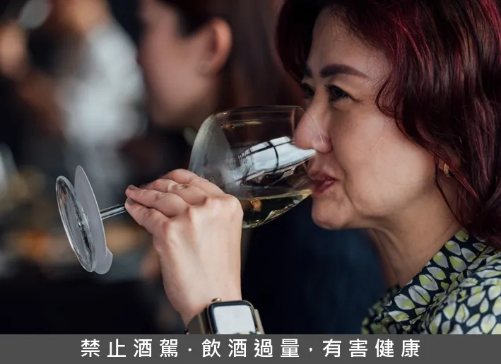 許多人認為「睡前一杯紅酒有助眠效果」、「每天小酌能保護心血管」，但醫師指出，這些觀念並不正確。資料照