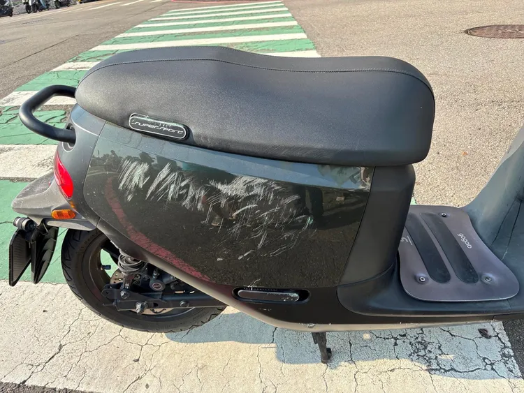 楊女愛車車身傷痕累累。翻攝畫面