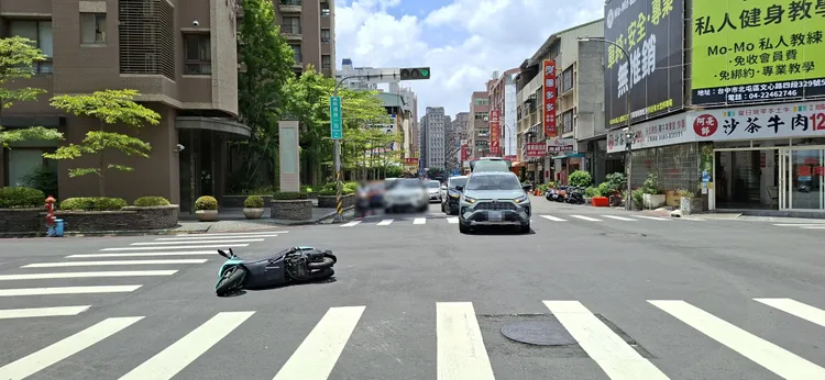 台中市北區青島路與綏遠路口前天上午發生轎車撞機車的事故。民眾提供