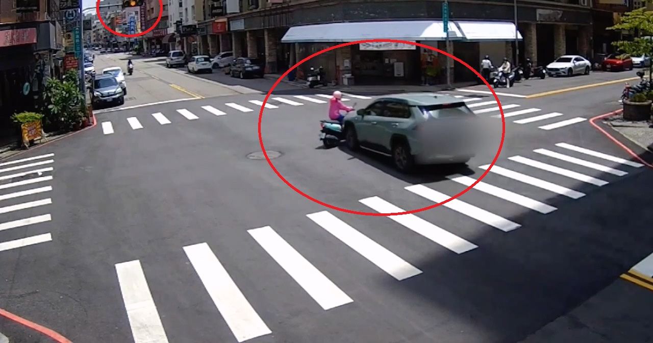 2車十字路口碰撞!互指對方闖紅燈 監視器畫面揭真相
