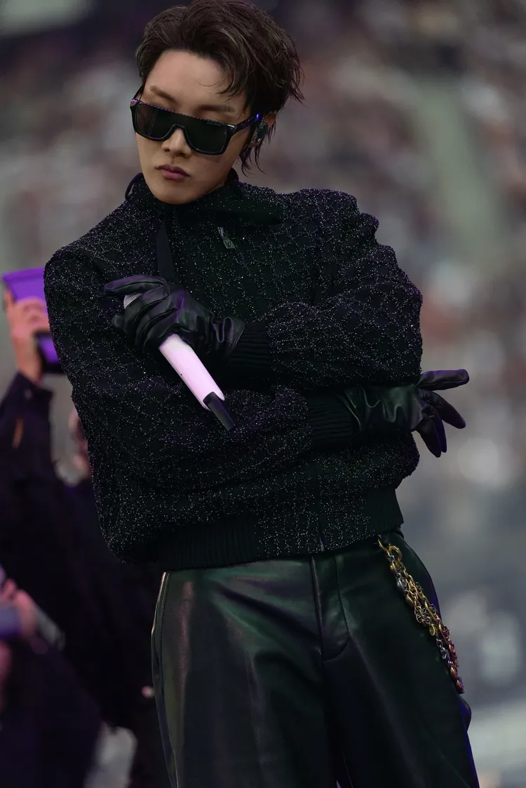J-hope身著LV服飾。品牌提供