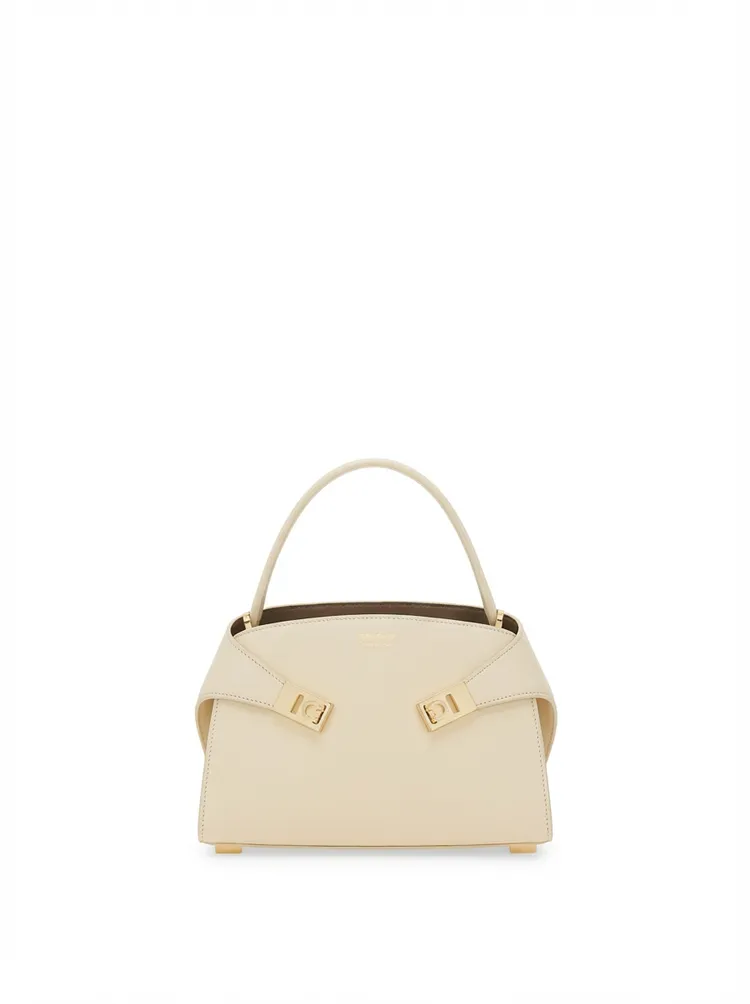 Ferragamo Hug Soft XS包款。品牌提供
