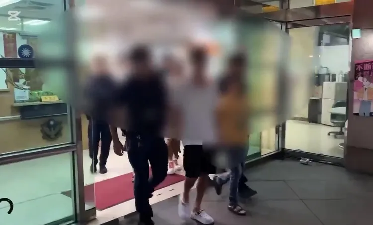 警方將一夥人依妨害秩序送辦。翻攝畫面