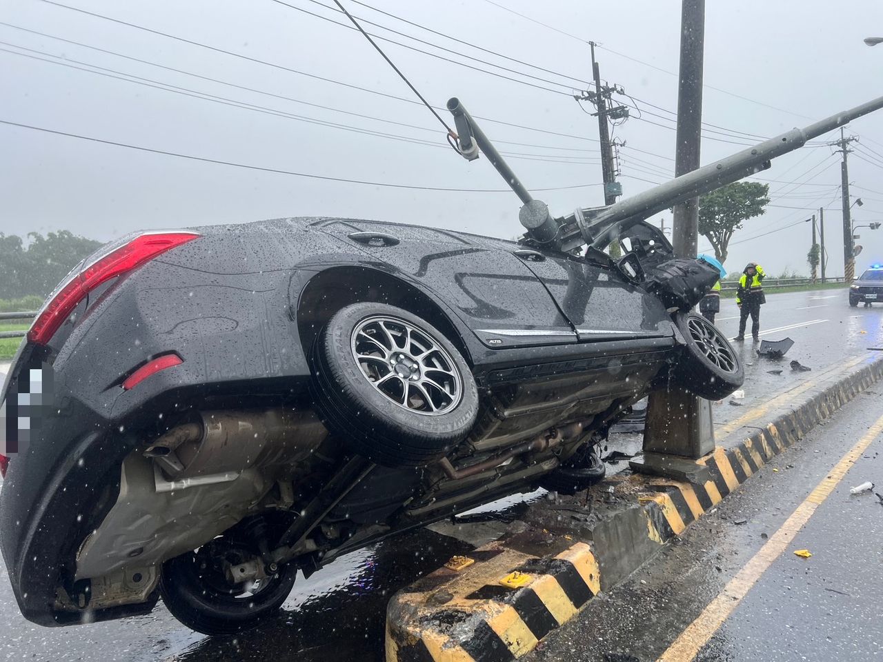 天雨路滑 花蓮自小客衝撞分隔島釀2傷