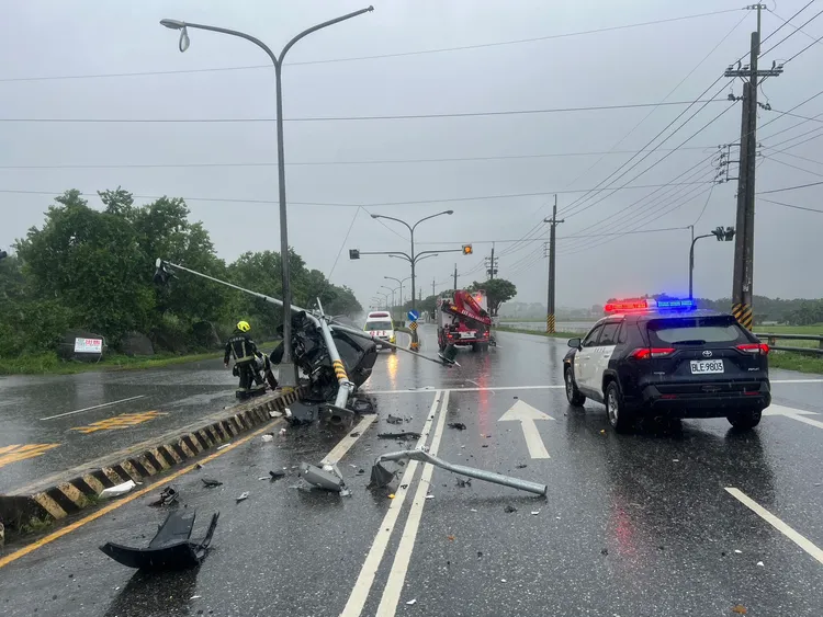 自小客疑天雨路滑自撞分隔島。警方提供