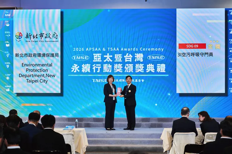 「SDG09 3I空污呼吸守門員」榮獲「2026台灣永續行動獎－金獎」，由副秘書長柯慶忠代表領獎。環保局提供
