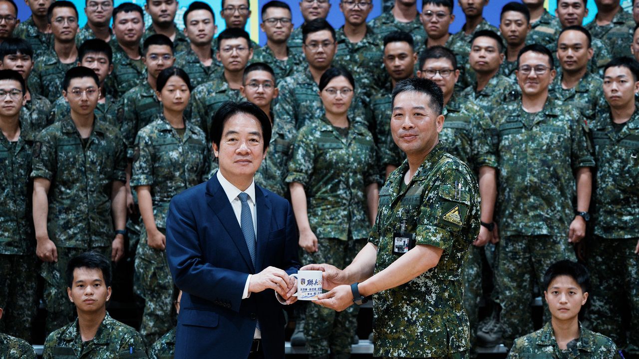 軍公教明年加薪4% 黃國昌:警消調高退休金「賴著不給」