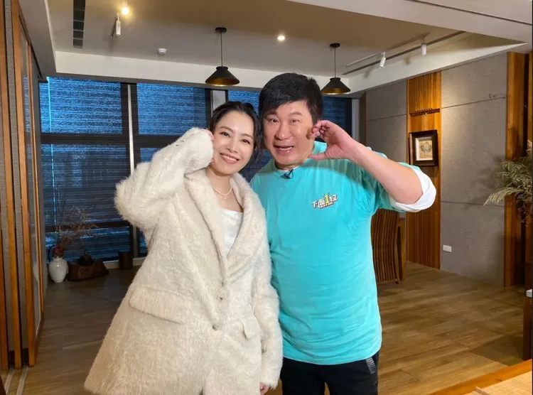 徐懷鈺（左）上胡瓜的YT節目。資料照片、《下面一位》提供