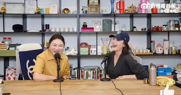 宋佳（右）不怕影視寒冬的空窗期，左為楊天真。翻攝自微博