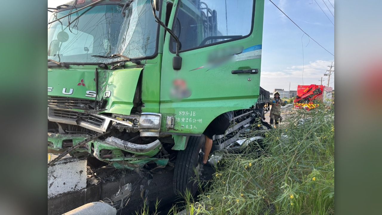 台南學甲驚悚車禍!轎車卡貨車底擠成廢鐵 駕駛當場死亡