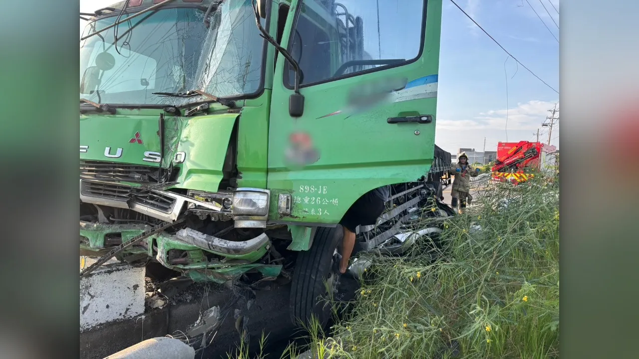 台南學甲驚悚車禍！轎車卡貨車底擠成廢鐵　駕駛當場死亡