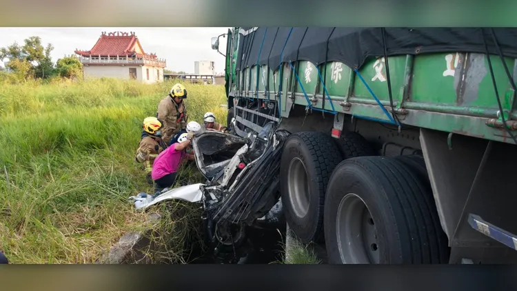 警消到場救援，但轎車駕駛回天乏術，後續請來吊車協助，才能將遺體脫困。民眾提供