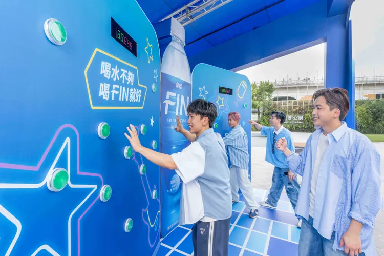 黑松FIN年度代言人理想混蛋率先體驗「FIN節奏PLAY!」。業者提供