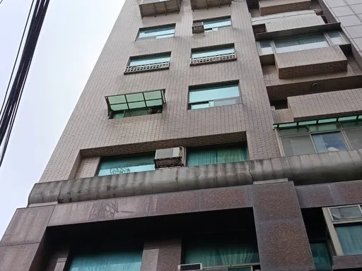土城中央路套房突冒煙傳爆炸聲！　警消火速救出受困3人送醫
