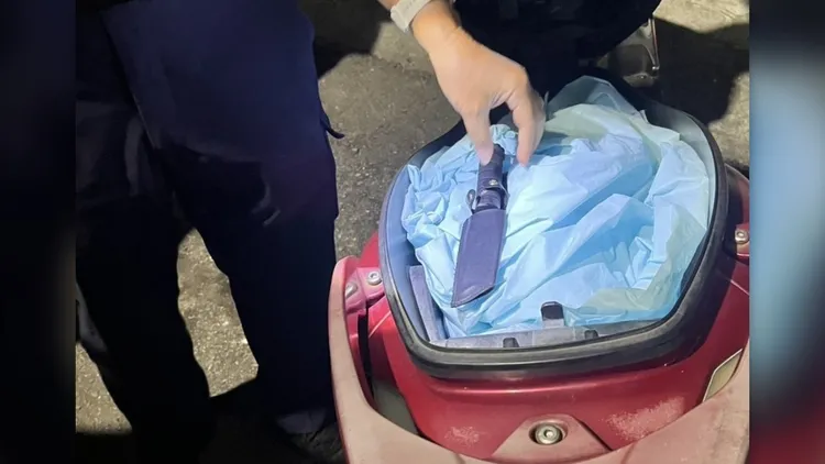溫男拿出放在機車置物箱的短刀揮舞，嚇壞蔡姓女里長。民眾提供
