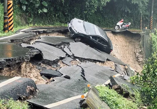 雨炸台南！六甲山區產業道路塌陷20公尺　1車陷落幸脫困