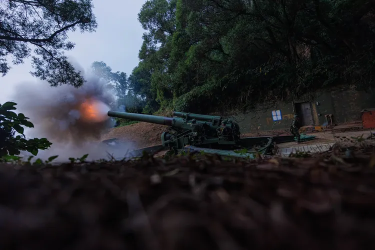馬防部南竿守備大隊混合砲兵連運用240榴彈砲進行實彈射擊。青年日報提供