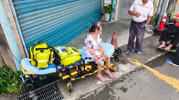 警消引導住戶脫困。新竹市消防局提供